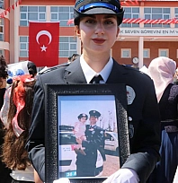 Şehit babasının izinden giderek polis oldu