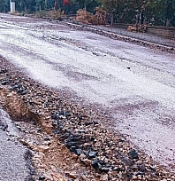 Sel suları karayolunu parçaladı! Asfalt yerinden söküldü