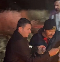 Sele yakalanan araç suya gömüldü