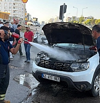 Seyir halindeki araç alev alev yandı