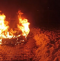 Seyir halindeki araç alev topuna döndü