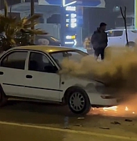 Seyir halindeki otomobil alev topuna döndü
