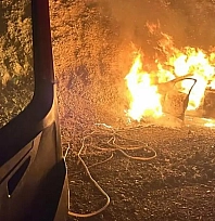 Seyir halindeki otomobil alev aldı