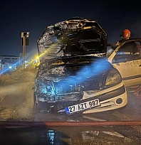 Seyir halindeki otomobil alev aldı