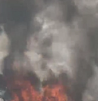 Seyir halindeki otomobil alev alev yandı