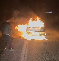 Seyir halindeki otomobil yanarak kullanılamaz hale geldi