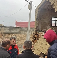Şiddetli yağış bir evi yıktı