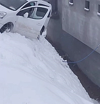 Kayan otomobil evin duvarında asılı kaldı