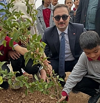 Sincik'te öğrencilerden yeşil bir gelecek için fidan dikimi