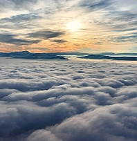 Sis tüm şehri sardı: Eşsiz manzaralar oluştu