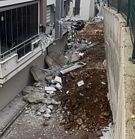 Sitenin istinat duvarı araçların üzerine çöktü