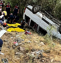Sivas'ta feci kaza: Yolcu minibüsü şarampole uçtu 4 ölü, 10 yaralı