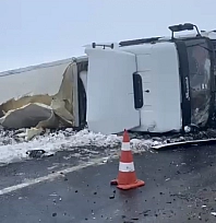 Siverek-Şanlıurfa kara yolunda tır devrildi