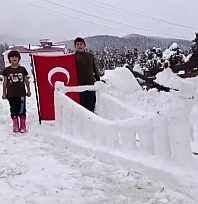 Soğuk havada yürek ısıtan görüntü: Şehitler unutulmadı...