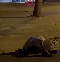 Sokak ortasında yere yığıldı! Dakikalarca bekledi