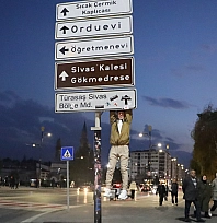 Tabelalara asılma hareketi yayılıyor: 'Maymun gibi tırmanıyorlar'