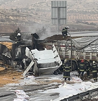 TAG Otoyolu'nda çarpışan 3 tır yandı