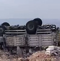 Takla atan kamyonet ters döndü: 5 Yaralı