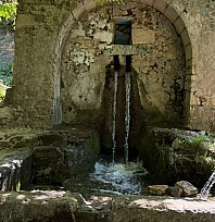 Tarihi çeşme harabeye döndü