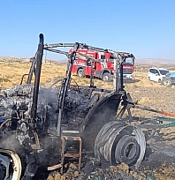Tarlayı süren traktör alev alarak yandı
