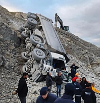 Taş ocağında kamyon devrildi, sürücüsü yaralandı