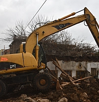 Tehlike oluşturan metruk evler bir bir yıkılıyor