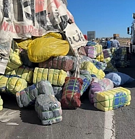 Tekstil hammaddesi yüklü tır devrildi