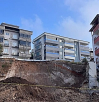Temel kazısı sırasında toprak kaydı, yol çöktü