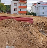 Temel kazısında çöken alan ve yol toprakla dolduruldu
