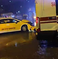 Ticari taksi ile yolcu minibüsü çarpıştı: 3 yaralı