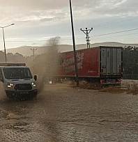 Tıkanan mazgallar karayolunu kilitledi: Malatya-Kayseri karayolunda ulaşım aksadı