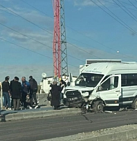 Tır ile minibüs çarpıştı: 6 yaralı