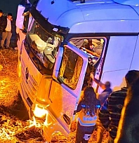 Tır tarlaya uçtu: 2 yaralı