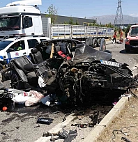 Malatya'da tıra arkadan çarpan otomobil hurda yığınına döndü!