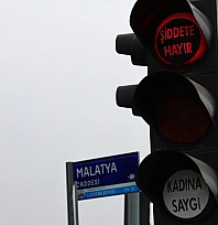 Trafik lambalarında 'Kadına Saygı' mesajı