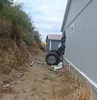 Traktör evin duvarını yıktı: 8 yaşındaki çocuk yaralandı