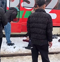 Tramvayın çarptığı adam yaralandı