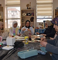 Travmayı çanta ve süs eşyaları yaparak aşıyorlar