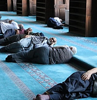 Turistler sıcak havadan korunmak için camilere sığındı