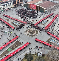 Türk bayraklarıyla yürüyüş