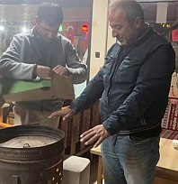 Türkiye sıcaktan kavrulurken onlar ısınmak için soba yakılıyor