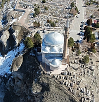 Uçurumun kenarında yüzlerce misafiri ağırlıyor!