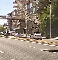 Üst geçitten düşen şahıs yaralandı