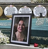 Usta oyuncu Gülsen Tuncer son yolculuğuna uğurlandı