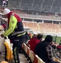 Üşüyen çocuğa çorabını vermişti! Polis memuru ödüle layık görüldü