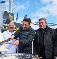 Valiler, et döner yerine tulum peyniri döneri kesti