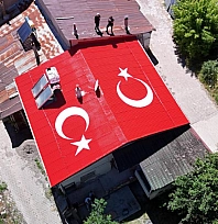 Vatan sevgisini evinin çatısına işledi
