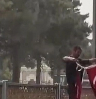 Vatandaşın bayrak hassasiyeti duygulandırdı