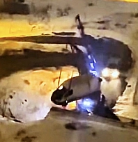 Vinçle kurtarma sırasında halat koptu: Minibüs metrelerce yüksekten düştü