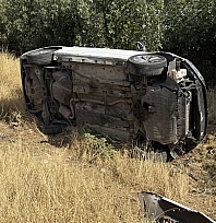 Virajı alamayan sürücünün otomobili devrildi